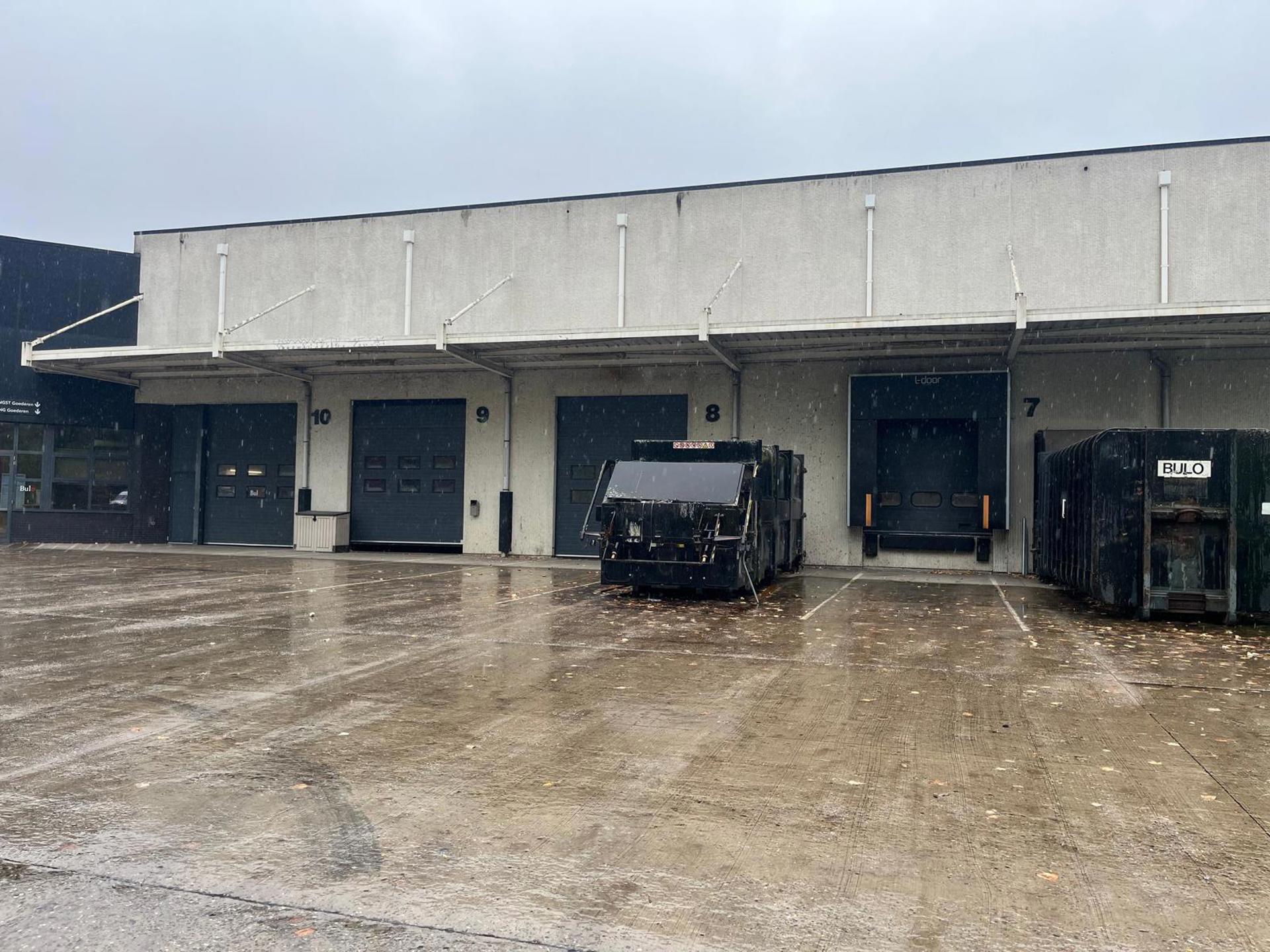 - Mechelen-Noord- zichtlocatie langs E19- magazijn 3.600m²- mezzanine aanwezig- 2 loskades- 1 gelijkvloerse poort
