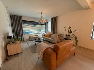 Mooie gerenoveerde gezinswoning in MeerhoutVia de inkomhal, waar ook een gastentoilet is, betreden we de gezellige leefruimte.De woonkamer met open...