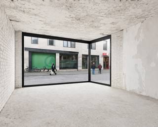 REGISTRATIERECHTEN – GEEN BTW<br />Op een uitstekende commerciële ligging in de Tiensestraat, één van de belangrijkste verbindingsassen van Leuven, bevindt zich deze casco handelsruimte als onderdeel van een volledig vernieuwd en energiezuinig vastgoedproject. Dankzij de centrale ligging, de grote visibiliteit en de constante passage van studenten, bewoners en bezoekers geniet deze handelsruimte van een uitstekende commerciële uitstraling. De casco oplevering biedt de koper maximale vrijheid om de ruimte volledig naar eigen concept en activiteit in te richten. De handelsruimte maakt deel uit van een kwalitatief gerenoveerd gebouw waarin sterk werd ingezet op duurzaamheid en moderne technieken. Hierdoor vormt dit pand een interessante opportuniteit voor zowel eigen gebruik als investering. Of u nu op zoek bent naar een praktijkruimte, kantoor, speciaalzaak of andere commerciële invulling, deze ruimte biedt een uitstekende basis op een absolute toplocatie in Leuven. Interesse? Contacteer ons via info@homies.be of 016 22 82 22. HOMIÉS, an Eye for Immo.