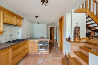 Gezellige gezinswoning in hartje Kontich Sleutelstraat

Ontdek deze charmante woning in de gezellige Sleutelstraat, een rustig straatje in het centrum van Kontich, op wandelafstand van winkels, scholen, ontspanningsmogelijkheden en het openbaar vervoer. Een toplocatie voor wie graag rustig woont met alle voorzieningen binnen handbereik.

Je komt binnen in de gezellige leefruimte, die aansluit op de keuken. Achter de keuken bevindt zich een lichtrijke veranda. Via het tussenverdiep, waar plaats is voor een bureau of zitruimte, kom je op de eerste verdieping terecht. Hier bevindt zich een badkamer met douche en ligbad, en een ruime slaapkamer met dressing. Op de tweede verdieping is er momenteel een zolder, die kan worden ingericht als master bedroom. In de grote tuin is er nog een bijgebouw, dat dienst kan doen als hobbyruimte of opslagruimte.

TROEVEN

- Rustige ligging, midden in het centrum van Kontich
- Grote, zonnige tuin
- Vlotte bereikbaarheid
- Mogelijkheid tot extra slaapkamer op zolder
- Twee ruime kelders

Technische gegevens: Verwarming op gas, gedeeltelijk dubbele beglazing, parketvloeren, asbestvrij, isolatie in het dak, EPC-score C.

Voor meer informatie of een gratis waardebepaling van uw vastgoed kan u een aanvraag invullen op onze website of even bellen op het nr. 03/345.88.99.