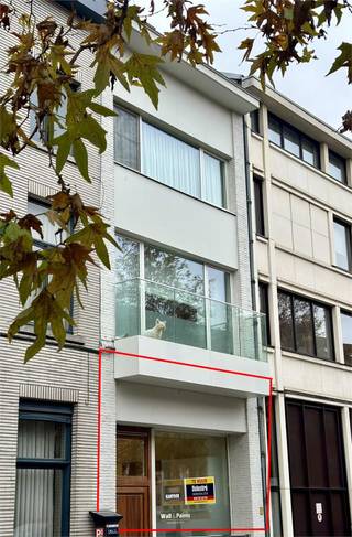 Uw klanten in de toekomst in stijl ontvangen, op één van de mooiste locaties van het centrum van Aalst in een huiselijke sfeer?<br />Dat kan aan het KEIZERSPLEIN 53 in dit gebouw met exclusieve uitstraling! <br />Dit betreft een compleet ingericht, 100 procent instapklaar kantoor van in totaal 125 m² (unit 1 en 2 samen), bestaande uit twee grote units, inkomhal en sanitair, voorzien van alle moderne technieken en meubilair. <br />Situeert zich op een boogscheut van de Grote Markt en de oprit van de E40, omgeven door tal van prachtige herenwoningen. <br />Toegankelijk en zichtbaar, parkeergelegenheid voor de deur of in de openbare parking ‘Hopmarkt’ of ‘Kroonparking.<br />De maandelijkse huurprijs bedraagt 2.190 euro. <br /><br />Onroerende voorheffing ten laste van de huurder. <br />Afzonderlijke meters EWG. Sanitair voorzien.<br />