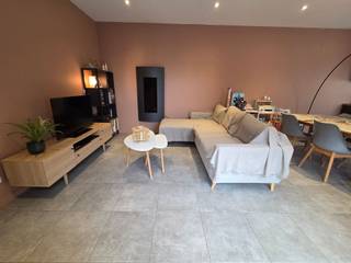 <p><span>Op zoek naar de ruimte en het comfort van een woning, gecombineerd met het gemak van een appartement? Dit ruime duplexappartement van maar liefst 144 m² is gelegen nabij het centrum van Hulshout, op fietsafstand van scholen en lokale handelaars en vlak bij het openbaar vervoer. </span></p><p><span>Het appartement bevindt zich in een kleinschalig gebouw met slechts drie appartementen. Dankzij de private ingang, de royale leefruimtes en de aangename tuin geniet u hier van een echt huisgevoel. Bovendien zijn de gemeenschappelijke kosten bijzonder laag.</span></p><p><span>Indeling:</span></p><p><span>Via de private inkomhal met gastentoilet komt u in de ruime, lichtrijke woonkamer, waar voldoende plaats is voor een gezellige zithoek en een volwaardige eetplaats. De open keuken vormt het hart van de leefruimte en is uitgerust met alle nodige comfort en toestellen. Vanuit de keuken heeft u rechtstreeks toegang tot de aangename, zuidgerichte tuin, waar u in alle rust kunt genieten van zonnige dagen. De tuin is volledig omheind en geeft rechtstreeks toegang naar de staanplaatsen achteraan. Verder beschikt het appartement over een praktische berging en wasplaats.</span></p><p><span>Op de éérste verdieping geeft de nachthal, met handige kastruimte, toegang tot drie ruime slaapkamers en een comfortabele badkamer met inloopdouche, lavabomeubel en een tweede toilet.</span></p><p><span>Ook buiten heeft dit appartement heel wat te bieden. De zuidgerichte tuin vormt een heerlijke plek om te ontspannen, gezellig te tafelen of te genieten met familie en vrienden.</span></p><p><span>Als extra troef zijn </span><span>twee staanplaatsen inbegrepen in de verkoopprijs</span><span>.</span></p><p><span> </span></p><p><span>Troeven op een rijtje:</span></p><ul><li><span>Kleinschalig gebouw met slechts drie appartementen</span></li><li><span>Ruim duplexappartement van 144 m² met drie volwaardige slaapkamers</span></li><li><span>Private ingang en een aangenaam huisgevoel</span></li><li><span>Zonnige, zuidgerichte tuin</span></li><li><span>Twee inbegrepen staanplaatsen</span></li><li><span>Energiezuinig met EPC-label A - Vloerverwarming op aardgas</span></li><li><span>Elektrische installatie conform</span></li><li><span>Zeer beperkte gemeenschappelijke kosten</span></li><li><span>Gunstige ligging nabij het centrum van Hulshout</span></li></ul><p><span>Een ideaal appartement voor wie op zoek is naar ruimte, comfort, een eigen tuin en een praktische ligging.</span></p><p><span> </span></p><p><span>Interesse?</span><span> Contacteer ons kantoor Dupont Vastgoed voor meer informatie of een bezoek ter plaatse op het nummer 015 15 15 15. We laten u dit ruime duplexappartement met plezier ontdekken!</span></p>