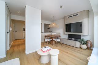 Op een absolute topligging aan de Zeedijk van De Panne bevindt zich deze <strong>uitzonderlijke penthouse</strong> met <strong>frontaal zeezicht</strong> en <strong>meer dan 30 m² aan terrassen</strong>. Een zeldzame kans voor wie op zoek is naar licht, comfort en een <strong>goed benutte ruimte</strong> met een ongeëvenaard uitzicht op zee. Het dak, de terrassen en de balustrades werden recent vernieuwd.<br /><br /><strong>Indeling</strong><br /><br />Bij het binnenkomen wordt u verwelkomd in een inkomhal met vestiaire.<br />De leefruimte is lichtrijk, geniet van een<strong> adembenemend frontaal zeezicht</strong> en geeft rechtstreeks toegang tot het royale voorste terras.<br /><br />De penthouse beschikt over <strong>twee terrassen:</strong>
<ul>
	<li>een groot voorterras met panoramisch zeezicht,</li>
	<li>en een zonnig zuidgericht achterterras, ideaal om in alle rust te genieten.</li>
</ul>
De <strong>prachtige open keuken</strong> is uitgerust met kwalitatieve toestellen en vormt een mooi geheel met de leefruimte, waar elke vierkante meter <strong>optimaal werd benut</strong>.<br /><br />Er zijn <strong>twee slaapkamers:</strong>

<ul>
	<li>een comfortabele slaapkamer met toegang tot het zuidgerichte terras achteraan,</li>
	<li>en een <strong>tweede, kleinere maar gezellige slaapkamer</strong>, ideaal als logeerkamer, kinderkamer of bureau.</li>
</ul>
De <strong>ruime en stijlvolle badkamer</strong> beschikt over een <strong>grote inloopdouche, toilet, wasaansluiting voor wasmachine</strong> en een <strong>ruime lavabo</strong>.<br /><br />Daarnaast is er een <strong>private kelderberging</strong> inbegrepen, ideaal voor extra opslagruimte.<br /><br />Bent u op zoek naar een top gerenoveerde en bijzonder gezellige penthouse met frontaal zeezicht, gelegen op het hoogste verdiep en zonder bovenburen? Dan is dit unieke pand zonder twijfel de ideale match voor u.<br /><br />📞 <strong>Interesse?</strong> Neem vandaag nog contact met ons op voor meer informatie of een bezichtiging en laat u verrassen door deze unieke penthouse aan zee.