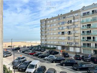 Goed gelegen appartement op de Meerlaan in Knokke. Woonkamer met een mooi zijdelings zeezicht alsook een breed zicht over de Meerlaan, een...