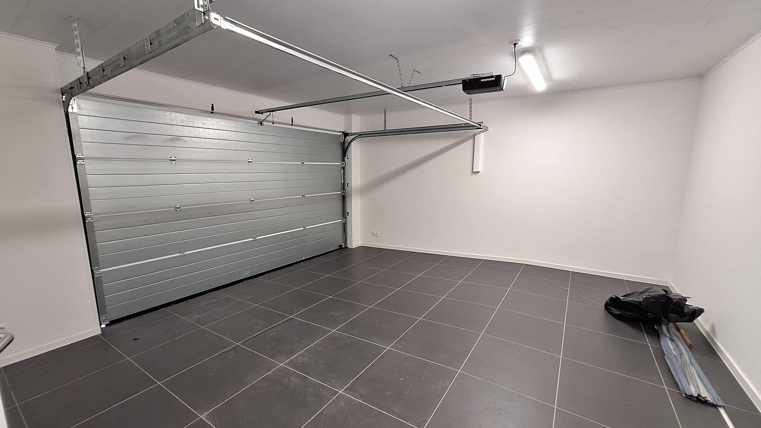 Woning met 3 slaapkamers, ruime garage en koer in hartje Poperinge. - foto 3