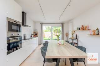 Deze <strong>recent gerenoveerde woning</strong> bevindt zich in een rustige straat met <strong>eenrichtingsverkeer</strong>, op wandelafstand van het centrum, grootwarenhuizen en scholen.<br /><br />In <strong>2021</strong> onderging de woning een <strong>totaalrenovatie</strong>, waarbij onder andere alle technieken, het sanitair en het schrijnwerk werden vernieuwd.<br /><br />Het <strong>gelijkvloers is ruim en praktisch ingedeeld</strong>. Via de inkomhal heeft u toegang tot de bureauruimte, het aparte toilet, de wasplaats en de kelder. Verder komt u terecht in de open leefruimte met zithoek en keuken met eetplaats. Via het schuifraam heeft u toegang tot de <strong>zonnige stadstuin</strong> met terras.<br /><br />Op de eerste verdieping bevinden zich een eerste slaapkamer met dressing, de badkamer met toilet en douche, en een <strong>tweede slaapkame</strong>r met een vaste trap naar de zolderverdieping. De volledig <strong>afgewerkte zolderruimte</strong> biedt bovendien voldoende extra bergruimte.<br /><br />Wenst u zelf de charme van deze woning te ontdekken? Neem dan contact op met Theo voor een bezoek ter plaatse via theo@convas.be
