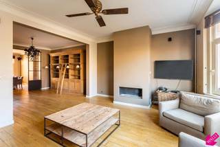 Luxueus afgewerkt, royaal appartement van 190m² met 3 slk, 3 badk en garagebox. <br /><br />Beschikbaar vanaf 1 maart.<br /><br />Locatie: <br />Op de statige Jan Van Rijswijcklaan, nabij het centrum van Antwerpen. Ideale ligging nabij op-en afritten. <br /><br />Indeling: <br />Zeer ruime woonkamer, die loopt van de voor- tot de achterzijde van het appartement met een zeer mooi uitzicht op het park, eetkamer met aansluitend een volledig geïnstalleerde open keuken (microgolfoven, vaatwasmachine, koelkast, diepvries, inductiekookplaat...), ook is er een bijkeuken met een ruime berging voorzien voor wasmachine en droogkast. <br />Masterbedroom met dressing met ingemaakte kasten en aansluitend een badkamer met dubbel lavabomeubel, douche, ligbad en sauna. Daarnaast zijn er ook nog 2 andere volwaardige slaapkamers met elk een douchekamer. <br /><br />Bijzonderheden:<br />Bijkomende kelderberging en garagebox achteraan het gebouw bij te huren voor € 100 per maand. <br />Energie EPC score 156 kWh/m² <br />Maandelijkse kosten: € 280 per maand voor het onderhoud en de elektriciteit van de gemene delen en de lift inclusief het individueel water- en verwarmingverbruik. <br />Elektriciteit, televisie en internet zijn rechtstreeks door de huurder af te sluiten.<br />Gelegen op de 3e verdieping, met lift.