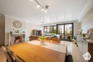 Dit <strong>ruime</strong> en <strong>lichtrijke</strong> appartement is gelegen op de <strong>tweede verdieping</strong> en beschikt over een <strong>aangename</strong> en <strong>praktische</strong> indeling. Het appartement omvat een <strong>ruime leefruimte</strong>, een <strong>afzonderlijke grote keuken</strong>, <strong>twee slaapkamers</strong>, een <strong>badkamer</strong>, een <strong>apart toilet</strong> en <strong>terrassen</strong> aan zowel de voor- als achterzijde, een <strong>privatieve</strong> <strong>berging </strong>en<strong> gemeenschappelijke fietsenberging</strong>.<br /><br />Bij het betreden van het appartement komt men via de <strong>inkomhal</strong>. Recht tegenover de inkomhal bevindt zich de <strong>ruime keuken</strong>, die door een muur afgescheiden is van de leefruimte. De keuken is <strong>functioneel</strong> <strong>ingericht</strong> en voorzien van de nodige <strong>basisvoorzieningen</strong> voor dagelijks gebruik.<br /><br />De <strong>grote en lichtrijke leefruimte</strong> geniet dankzij de <strong>ruime raampartijen</strong> van een <strong>aangename natuurlijke lichtinval</strong>. Vanuit de leefruimte is er <strong>rechtstreekse toegang tot het terras aan de voorzijde</strong>. Vanop dit terras geniet men van een <strong>mooi en open uitzicht over de Grote Markt van Blankenberge</strong>.<br /><br />Het appartement beschikt over<strong> twee slaapkamers</strong> aan de achterzijde. Beide slaapkamers bieden <strong>rechtstreeks toegang tot het terras aan de achterzijde</strong>, waardoor deze buitenruimte vlot vanuit beide slaapkamers bereikbaar is.<br /><br />Verder omvat het appartement een <strong>badkamer</strong>, uitgerust met een <strong>douche</strong> en een <strong>wasmachine</strong>. Daarnaast is er een <strong>afzonderlijk toilet</strong> aanwezig.<br /><br />Een bijkomende troef is de aanwezigheid van een <strong>privatieve berging</strong>, die extra praktische en afgesloten opbergruimte biedt. Daarnaast kunnen bewoners gebruikmaken van een <strong>gemeenschappelijke fietsstalling</strong>, wat een extra praktische voorziening is voor het veilig en gemakkelijk stallen van fietsen.<br /><br />Het appartement bevindt zich op de <strong>tweede verdieping</strong> en is gelegen aan de <strong>Grote Markt van Blankenberge</strong>, waardoor het beschikt over een <strong>centrale en levendige ligging</strong> in het centrum. <strong>De huidige huurdster woont reeds 36 jaar in het appartement, wat getuigt van een langdurige bewoning.</strong><br /><br />Door de <strong>vele troeven</strong>, waaronder de <strong>ruime en lichtrijke leefruimte</strong>, de <strong>twee terrassen </strong>en<strong> </strong>het <strong>open uitzicht over de Grote Markt</strong> biedt dit appartement een aangename en praktische woonomgeving op een <strong>centrale ligging in Blankenberge</strong>.