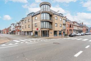 In het hart van Meulebeke vindt u dit instapklare en energiezuinige appartement (EPC-label B). Alle voorzieningen, bakker, slager, apotheek, winkels en openbaar vervoer, liggen op wandelafstand. Een extra troef is de private parkeerplaats in het garagecomplex.<br /><br />Indeling<br />U komt binnen in de inkomhal met gastentoilet. De ruime, lichtrijke leefruimte sluit naadloos aan op de goed onderhouden keuken en baadt in natuurlijk licht. Verder is er een praktische berging, ideaal voor extra opbergruimte. Het appartement telt 2 comfortabele slaapkamers en een nette badkamer.<br />De parkeerplaats bevindt zich op het gelijkvloers in het garagecomplex en is optioneel aan te kopen voor €15.000.<br /><br />Troeven<br /><br />Energiezuinig (label B)<br /><br />Centrale ligging, alles op wandelafstand<br /><br />Goed onderhouden en onmiddellijk instapklaar<br /><br />Ruime leefruimte met veel lichtinval<br /><br />Private parkeerplaats mogelijk (optioneel, €15.000)<br /><br />Opgelet: de opgegeven prijs is een richtprijs en géén vraagprijs.<br /><br />Interesse?<br />Bel 051 40 40 10 of mail naar matthias@vlaemynck.be<br />. We helpen u graag verder!