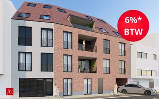 <p><span><strong>*6% BTW mogelijk! (reeds 70% verkocht) </strong>Ontdek dit <strong>stijlvolle gelijkvloerse appartement</strong> in het hedendaagse nieuwbouwproject <strong>Stationshof</strong>, waar comfortabel wonen en energiezuinigheid centraal staan.</span></p><p><span>Het appartement beschikt over een <strong>bewoonbare oppervlakte van 87,5 m²</strong> en is ideaal ingedeeld. De open <strong>keuken en eetkamer</strong> vormen een aangename leefruimte met veel lichtinval en een directe connectie met het terras en de tuin. De ruime <strong>slaapkamer met aangrenzende dressing</strong> biedt extra comfort en voldoende opbergruimte.</span></p><p><span>De moderne badkamer is afgewerkt met een <strong>dubbele lavabo</strong> en een <strong>inloopdouche</strong>, wat zorgt voor een modern en luxueus geheel.</span></p><p><span>Buiten geniet je van een <strong>terras van 15 m²</strong> en een uitzonderlijk grote <strong>privatieve tuin van maar liefst 122 m²</strong> – een absolute meerwaarde voor wie houdt van rust, groen en buitenleven.</span></p><p><span>Het appartement zal voldoen aan een <strong>E-peil van 30 of lager</strong>, wat garant staat voor een energiezuinige woonervaring en lage verbruikskosten.</span></p><p><u>Daarnaast is er de mogelijkheid om:</u></p><ul><li>een <strong>parkeerplaats</strong> aan te kopen voor €25.000</li><li>een <strong>fietsstalling</strong> voor €3.500</li></ul><p> </p><p><span><strong>Stationshof</strong> is de ideale keuze voor wie op zoek is naar een kwalitatief nieuwbouwappartement met tuin, perfect als eigen woonst of interessante investering.</span></p><p><i><span>Interesse? Contacteer ons vandaag nog voor meer informatie.</span></i></p>
