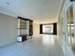 <strong>Ruime gezinswoning met 4 slaapkamers te koop in Wervik. </strong><br /> 
<p>Ben je op zoek naar een ruime, instapklare gezinswoning in een rustige omgeving? Dan is deze verzorgde woning zeker een bezoek waard.</p>

<p>De woning beschikt over <strong>vier volwaardige slaapkamers</strong>, waardoor er voldoende ruimte is voor een groot gezin, een thuisbureau of hobbykamer. Daarnaast biedt de <strong>ruime zolder</strong> tal van mogelijkheden, zoals extra bergruimte of de inrichting van een bijkomende kamer.<br /><br /><strong>indeling: <br />gelijkvloers:</strong><br />inkomhal, leefruimte, keuken, garage, veranda, tuin<br /><br /><strong>1ste verdiep:</strong><br />4 slaapkamers, badkamer<br /><br />Zolder: mogelijk tot extra kamer of bergruimte<br /><br /><strong>Troeven: </strong></p>

<ul><li>Zonnepanelen</li><li>goeie epc</li><li>instapklaar</li><li>4 slaapkamers</li><li>ruimen woning</li><li>garage</li><li>oprit <br />	 </li></ul>