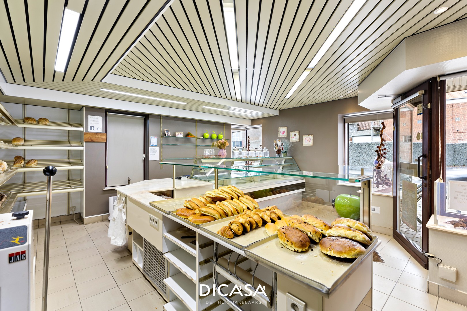 Handelspand met woonst, loods en 4 garages op een ruim perceel van 1.043m² - foto 3