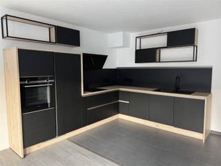Appartement rénové de 2 pièces comprenant 2 chambres, un séjour avec cuisine ouverte, une terrasse, une salle de bains, un hall d'entrée avec WC.Possibilité d'acheter un emplacement de parking pour 15.000 eurosProche des commerces, des transports en commun et à distance de marche du centre ville de Malines et du Tivolipark.