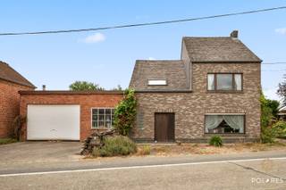 ***RESERVEER UW BEZOEK VIA WWW.POLARES.EU*** <br />Bent u op zoek naar een woning die u volledig naar uw eigen smaak kunt renoveren? Dan biedt deze eigendom een unieke kans. Met een bewoonbare oppervlakte van maar liefst 199 m² en een aansluitend magazijn van 138 m² beschikt u hier over een uitzonderlijk geheel met enorm veel potentieel.<br /><br />De woning is bijzonder ruim en omvat vijf slaapkamers en twee badkamers. Aansluitend aan één van de slaapkamers bevindt zich een extra kamer die perfect kan worden ingericht als een ruime dressing, waardoor u een comfortabele master suite kunt creëren. Dankzij de royale indeling is deze woning ideaal voor een groot gezin, een samengesteld gezin of voor wie droomt van veel leefruimte. Ook wie op zoek is naar een eigendom met tal van mogelijkheden en door de renovatiewerken heen kan kijken, vindt hier de perfecte basis om een echte thuis te creëren.<br /><br />Buiten geniet u van een prachtige tuin van 22 are 18 centiare, waar kinderen naar hartenlust kunnen spelen en waar u volop kunt genieten van rust, ruimte en privacy. In combinatie met het ruime magazijn biedt deze eigendom bovendien interessante mogelijkheden voor hobbyisten, zelfstandigen of wie extra opslagruimte wenst.<br /><br />Kortom, een eigendom met uitzonderlijke volumes, een grote tuin en eindeloze mogelijkheden voor wie op zoek is naar een renovatieproject met een bijzonder toekomstperspectief.