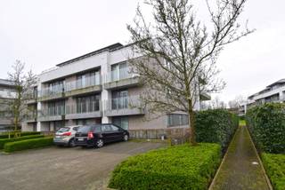 Exclusief appartement op een privaat domein palend aan het Sterrebos, vlot bereikbaar maar met oog voor rust en complete privacy.Dit appartement is...