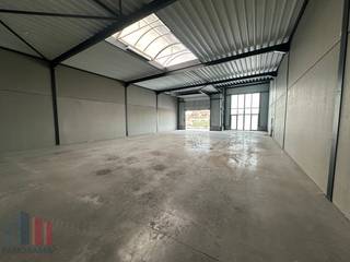 Nieuwbouw KMO-unit van 300 m² en 2 privatieve parkeerplaatsen te huur in Wevelgem.<br /><br />De geïsoleerde <strong>magazijnruimte </strong>is opgebouwd uit een staalconstructie in combinatie met geïsoleerde gladde prebaf betonpanelen. De unit is toegankelijk via een automatische sectionaalpoort (4 m B x 4,50 m H). Verder is de unit voorzien van o.a. een lichtstraat , polybetonvloer. Aansluitingen van nutsvoorzieningen (water, elektriciteit (40A- 3 fasig 400 V), distributie, telefonie en internet) komen binnen in de unit. <br /><br />Deze unit wordt voorzien van een elektriciteitspakket met lichtpunten en stopcontacten. Alsook een toilet wordt voorzien in de unit.<br /><br /><strong>ONMIDDELLIJK BESCHIKBAAR</strong><br /><br />Fenomenaal gelegen langs de bedrijvige Menenstraat (N8) die na +/- 3 km verbinding biedt naar de E403 via op- en afrit 5 Wevelgem. De N32 bereikt men na 1,5 km met een vlotte verbinding naar de A19 dankzij op- en afrit 2 Menen. Ruime parkeer- en manoeuvreerruimte op de site met aanwezigheid van minimum 2 privatieve parkeerplaatsen per unit.<br />Contacteer <strong>PANORAMA B2B </strong>voor bijkomende inlichtingen of een vrijblijvend plaatsbezoek<strong> 0460 97 66 66.</strong>