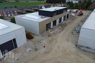 Nieuwbouw <strong>KMO-unit</strong> van<strong> 720 m²</strong> met <strong>300 m²</strong> casco <strong>kantoorruimte</strong> en 10 parkeerplaatsen te koop.<br />De loods met kantoor maakt deel uit van <strong>“Apollo”</strong>, een gloednieuw KMO-project bestaande uit diverse multifunctionele units vanaf 175 m² tot 720 m² (samenvoegbaar), waaronder enkele met kantoorverdieping.<br />Deze ontwikkeling ligt op <strong>minder dan 2 km</strong> van het op- en afrittencomplex van de <strong>E17 te Waregem</strong> – een absolute <strong>toplocatie</strong> voor ondernemers die belang hechten aan bereikbaarheid in een bedrijvige regio.<br /><br />De casco magazijnruimtes (brandklasse C) zijn opgebouwd uit een duurzame staalstructuur met combinatie van sandwichpanelen en afwerkingspaneel + geïsoleerde betonpanelen. Ze beschikken over een <strong>vrije hoogte van 6 meter</strong>, wat zorgt voor een optimaal gebruik van de ruimte. Elke unit is standaard uitgerust met een <strong>automatische sectionale poort</strong> (4 m B x 4,2 m H) met aparte toegangsdeur en bovenlicht, een lichtstraat met geïntegreerde RWA-koepel en een slijtvaste <strong>polybetonvloer </strong>(1T/m²). Tevens beschikt elke unit over een individuele regenwaterput van 15.000L.<br /><br />De <strong>casco kantoorruimte</strong> is gelegen op de 1ste verdieping en is voorzien van een gemeenschappelijke <strong>trappenhal met lift</strong>. De grote raampartijen zorgen voor veel natuurlijk lichtinval en zorgen voor een aangenaam werkklimaat.<br /><br />Per unit zijn er<strong> privatieve parkeerplaatsen voorzien</strong> (niet inbegrepen in de verkoopprijs). De loodsen met kantoor zijn ideaal voor uiteenlopende doeleinden zoals atelier, opslag en distributie met kantoor en/of showroom.<br /><br />De middelenverbintenis met betrekking tot de oplevering van blok 4 is gepland voor het <strong>eerste kwartaal van 2027</strong>. Grijp nu je kans en investeer in een toekomstgerichte werkomgeving op een toplocatie!<br /><br /><span><span>Contacteer <strong>PANORAMA B2B</strong> voor bijkomende (technische) inlichtingen, plannen of een vrijblijvend <strong>plaatsbezoek 056 222 256.</strong></span></span>