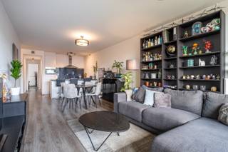 <p>Interesse in dit pand? Neem voor bijkomende informatie of het maken van een afspraak rechtstreeks contact op met Dimitry De Waele via <strong>+32 493 37 27 43</strong> of <strong>dimitry.dewaele@copandi.be</strong>.</p><p> </p><p>Dit energiezuinige tweeslaapkamerappartement is uitstekend gelegen op de grens van Zurenborg, met de gezellige Dageraadplaats op een steenworp afstand. Winkels, horeca, openbaar vervoer en snelweg bevinden zich allemaal in de onmiddellijke omgeving. Het appartement beschikt over een gunstig EPC-label A, een overdekt terras, een gemeenschappelijke tuin, een private berging en de mogelijkheid tot aankoop van een autostaanplaats met laadpaal.</p><p> </p><p>Bij binnenkomst is er een praktische vestiairekast voorzien, ideaal voor het opbergen van jassen en schoenen. De leefruimte geniet dankzij de grote raampartijen van veel natuurlijk licht en voelt verrassend ruim aan.</p><p>Vanuit de leefruimte heeft u rechtstreeks toegang tot het overdekte terras, waar u in alle rust van de buitenlucht kunt genieten. Aansluitend bevindt zich de open keuken, volledig uitgerust met de nodige toestellen en voldoende opbergruimte. De open indeling zorgt voor een aangename verbinding tussen koken, eten en ontspannen.</p><p> </p><p>Het appartement beschikt over twee slaapkamers. De hoge ramen zorgen ook hier voor een mooie lichtinval en trekken het lichtrijke karakter van het appartement verder door.</p><p>Naast de slaapkamers bevindt zich de badkamer, uitgerust met een ligbad met douchemogelijkheid, een wastafel en praktische opbergkasten. Daarnaast is er een afzonderlijk toilet met handenwasser.</p><p> </p><p>Tot slot beschikt het appartement over een handige berging met aansluitingen voor een wasmachine en droogkast. Hier bevinden zich eveneens de condensatieketel en het ventilatiesysteem.</p><p> </p><p>Kortom een instapklaar appartement op een strategische locatie met tal van troeven.</p>