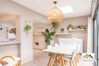 Deze prachtig gerenoveerde woning is gelegen in een heel rustige tuinwijk op de rand van Lokeren. De aangename inkomhal (met gastentoilet)...