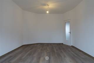 <p><span>GHENT</span><span>- Désiré Van Monckhovenstraat : Vous êtes à la recherche d'</span><span>un appartement récemment rénové à louer à Gand, près de la gare Sint-Pieters ?</span><span> Ce bien est peut-être fait pour vous. </span></p><p><span> </span></p><p><span>Les principaux atouts en bref :</span></p><ul><li><span>Situation tranquille entre la gare de Gand-Saint-Pierre et le centre-ville</span></li><li><span>L'appartement a été </span><span>rénové </span><span>avec des matériaux de haute qualité</span></li><li><span>Entrepôt en sous-sol + garage à vélos dans l'immeuble inclus</span></li></ul><p><span> </span></p><p><span>Disposition :</span></p><p><span>Hall d'entrée central, salon et salle à manger lumineux avec accès à la cuisine installée (plaque de cuisson à induction, hotte, réfrigérateur avec compartiment congélateur, four, machine à laver),  2 chambres à coucher dont l'une donne accès à la terrasse avec débarras, salle de bain avec combinaison douche/baignoire, toilettes suspendues et lavabo.  Rangement au sous-sol inclus.</span></p><p><span> </span></p><p><span>Disponible le 01/07/2026. Domicile obligatoire.</span></p><p><span>Loyer € 950 + € 75 parties communes et chauffage. EW à régler séparément. </span></p><p><span> </span></p><p><span>INeem contacter l'agence immobilière Axel Lenaerts pour visite via notre site internet.</span></p><p><span> </span></p>