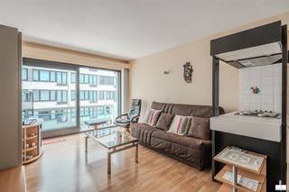 À vendre : studio agréable dans la résidence Lord, situé au centre de Middelkerke.Ce studio se trouve au deuxième étage et représente une opportunité idéale pour un pied-à-terre à la mer. Le séjour avec cuisine ouverte offre un espace de vie pratique et convivial. La salle de bains est équipée d’une baignoire, assurant tout le confort nécessaire. Grâce à sa situation centrale, les commerces, les transports en commun et la plage sont accessibles à pied. De plus, une cave privée est incluse dans l’immeuble, offrant un espace de rangement supplémentaire. Ce studio est parfait comme résidence secondaire ou comme investissement à la côte. Intéressé ? Contactez-nous pour plus d’informations ou pour organiser une visite.