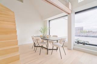 Vivre à Gand fait peau neuve avec Graaf van Vlaanderen. Ce projet propose un mélange harmonieux d'appartements confortables d'une ou deux chambres et de spacieuses maisons de trois chambres. Idéal pour ceux qui débutent seuls, recherchent un logement en couple ou souhaitent profiter pleinement de la ville en famille.
Tout a été réalisé avec le souci du détail et le souci du développement durable, pour un séjour non seulement élégant mais aussi intelligent. Luminosité abondante, agencement soigné et style contemporain apportent une touche de confort supplémentaire.
Et puis, il y a l'emplacement… vous vivrez littéralement au cœur de Gand, à deux pas de cafés, restaurants, lieux culturels et boutiques. En bref : vivre à Graaf van Vlaanderen, c'est vivre en ville, mais dans un logement qui vous ressemble.