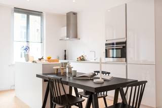 Dit appartement werd enkele jaren geleden grondig gerenoveerd en biedt al het hedendaagse wooncomfort dat je zoekt. Dankzij de centrale ligging...