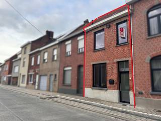 INDELING: GELIJKVLOERS: - inkomhal met gastentoilet- praktische berging met aansluiting voor wasmachine- badkamer met inloopdouche en dubbele lavabo- lichtrijke leefruimte met volledig uitgeruste open keuken - zonnige tuin met aangenaam terras1° VERDIEPING: - 2 slaapkamers- apart toilet2° VERDIEPING: De zolderverdieping werd volledig afgewerkt en kan gebruikt worden als masterbedroom. In de straat is het steeds mogelijk om uw auto te parkeren. Deze woning is onmiddellijk beschikbaar!Benieuwd naar meer? Vraag dan snel een bezoek aan via www.dewaele.com