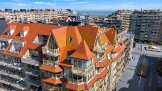 Ontdek dit ruime en lichtrijke appartement, ideaal gelegen op toplocatie vlakbij de Zeedijk. Hier geniet u dagelijks van een prachtig zijdelings zeezicht, havenzicht en zicht op de Silmliwijk vanop de zongerichte terrassen en de rustgevende nabijheid van het strand, winkels en horeca.<br /><br />Het appartement werd als volgt ingedeeld: <br />Inkomhal met gastentoilet, leefruimte uitgevend op twee zongerichte terrassen, open keuken, ruime berging, badkamer uitgerust met dubbele lavabo, ligbad en douche en twee slaapkamers. <br /><br />Enkele troeven : <br />-Zijdelings zeezicht<br />- 2 zongericht terras<br />-Instapklaar<br />-Privatieve kelderberging inbegrepen<br />-Gemeenschappelijke fietsenberging