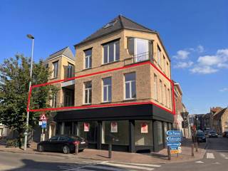 Gerenoveerd appartement (98m²) met één slaapkamer en terras gelegen op de eerste verdieping. Het appartement is centraal gelegen aan het Zevensterreplein op wandelafstand van de Markt en het station. Fietsenberging voorzien in het gebouw.<br /><br />Indeling:<br />- inkom<br />- geinstalleerde keuken voorzien van kookplaat, oven, vaatwas, koelkast, diepvries en dampkap<br />- lichtrijke leefruimte met eetplaats en zithoek<br />- ruime slaapkamer<br />- badkamer met douche en wasmeubel<br />- apart toilet<br />- praktische technische ruimte/berging<br />- terras<br /><br />Troeven: <br />- gunstig EPC<br />- centraal gelegen<br />- instapklaar<br />- geen lift, lage kosten<br /><br />Bent u op zoek naar een appartement te koop in Veurne? Contacteer ons voor een afspraak!<br /><br /><br /><br />Bestuursmaatregelen in het maatregelenregister: in aanvraag