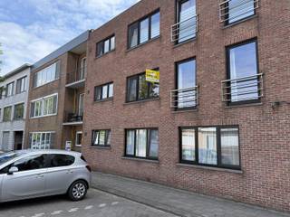 Dit ruime appartement bevindt zich op de eerste verdieping van het gebouw en is bereikbaar via de trap.<br /><br />Via de ruime inkomhal kom je terecht in de lichtrijke woonkamer, waar je geniet van een aangenaam gevoel van ruimte. Aansluitend vind je de aparte keuken, uitgerust met een kookplaat, oven en koelkast. Vanuit de slaapkamer heb je toegang tot het terras.<br /><br />Ook aan opbergruimte is er geen gebrek. De praktische berging sluit rechtstreeks aan op de keuken en biedt voldoende plaats voor al je voorraad en huishoudelijke spullen.<br /><br />Verder beschikt het appartement over drie volwaardige slaapkamers, een apart gastentoilet en een badkamer met een bad-douchecombinatie.<br /><br />Achteraan het gebouw bevindt zich de garage, die inbegrepen is in de huurprijs. Via de gemeenschappelijke achteringang bereik je van daaruit gemakkelijk het appartement. Bovendien zijn er aan de voorzijde van het gebouw voldoende gratis parkeerplaatsen beschikbaar.<br /><br />Er zijn geen gemeenschappelijke kosten.<br /><br />Beschikbaar vanaf 1 oktober 2026.<br /><br />De troeven:<br /><br />- Drie slaapkamers<br />- Ruime woonkamer<br />- Terras<br />- Verlichting geïnstalleerd<br />- Raamdecoratie en vliegenramen aanwezig.<br />- Garage<br /><br />Heb je interesse? Vraag uw bezoek aan via onze website https://www.immovl.be/te-huur/list en druk op de knop<strong> 'IK WENS EEN BEZOEK</strong>'.