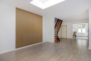<p><strong>Dit is een VANAF PRIJS – U kan een bod doen VANAF € 299.000.</strong><br /><br />Gelegen langs de Oostvaartdijk 76 in Grimbergen bevindt zich deze gezellige en instapklare woning, waar rust en een aangename woonomgeving centraal staan. De woning geniet van een mooie ligging aan het water, waardoor je vanuit de leefruimtes kan genieten van een aangenaam uitzicht en een gevoel van ruimte en rust.<br /><br />De woning werd volledig gerenoveerd in 2021 en werd sindsdien steeds netjes onderhouden. Dankzij de rustige ligging langs het water is dit een ideale thuis voor wie op zoek is naar een aangename woonomgeving, weg van de dagelijkse drukte en toch met een vlotte bereikbaarheid.</p>
<p>Je komt de woning binnen via de inkomhal, die toegang biedt tot de ruime leefruimte en de keuken. Aansluitend bevinden zich het toilet met lavabo en aansluitinig voor de wasmachine.<br /><br />Op de eerste verdieping bevindt zich een ruime slaapkamer en een aparte badkamer, uitgerust met een douche, dubbele lavabo en toilet.<br /><br />Het zolderverdiep biedt nog twee ruime slaapkamers en een handige bergruimte. Hierdoor beschikt de woning over een aangename indeling met voldoende ruimte voor een gezin, thuiswerk of hobby's.</p>
<p><strong><br />Wens je deze woning zelf te ontdekken?</strong> Contacteer ons via <strong>015 68 26 08</strong> of <strong>info@imperiavastgoed.be</strong> voor meer informatie of een bezoek.</p>