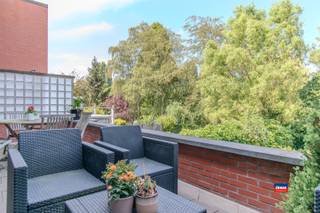 <p><span>HOBOKEN | RUSTIG GELEGEN BEL-ETAGE MET DRIE SLAAPKAMERS, GARAGE, OPRIT EN TUIN OP EEN TOTALE OPPERVLAKTE VAN 334m² | EPC C</span></p><p><span>Indeling als volgt: gelijkvloers: oprit - ruime inkomhal met toegang naar de garage - inpandige garage met automatische poort en extra opbergruimte - wasplaats/bergplaats - zonnige tuin met leuk terras en veel groen.</span></p><p><span>Eerste verdieping: traphal - gastentoilet - grote, lichtrijke leefruimte met geïnstalleerde keuken - gezellig terras met een royaal zicht op de tuin. </span></p><p><span>Tweede verdieping: traphal - badkamer met ligbad en lavabomeubel - Twee ruime volwaardige slaapkamers, een extra slaapkamer of bureau ruimte. </span></p><p><span>Solide betonconstructie (bouwjaar 1972). </span></p><p><span>Deze woning is uitstekend gelegen in een groene omgeving en rustige woonwijk in de onmiddellijke omgeving van openbaar vervoer, scholen, park en grootwarenhuis. </span></p><p><span>Goede verbinding met de grote uitvalswegen. Met de (elektrische) fiets bereikt u via de nieuw aangelegde fietspaden vlot Antwerpen-centrum. </span></p><p><span> </span></p><p><span>Extra troeven :</span></p><p><span>- Extra grote tuin, met uitzicht op groen</span></p><p><span>- Kindvriendelijk woonwijk</span></p><p><span>- Inpandige garage</span></p><p><span>- Gevelbreedte van 7 meter</span></p><p><span>- Hoogrendementsbeglazing</span></p><p><span>- Mogelijkheden tot bijbouwen</span></p><p><span> </span></p><p><span> </span></p>