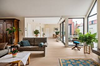 In een rustige straat in het hart van Merksem bevindt zich deze statige woning met 21m gevelbreedte. Deze uitstekend onderhouden woning heeft een bewoonbare oppervlakte van ongeveer 260 m²!<br /><br />De woning is uiterst centraal doch rustig gelegen! Zo vind je vlakbij verschillende winkels, scholen, openbaar vervoer en belangrijke invalswegen richting Antwerpen. Tegelijk woon je hier in een aangename buurt waar rust en bereikbaarheid hand in hand gaan.<br /><br />We betreden de woning via een verzorgde inkomhal met gastentoilet. Achter de linkse garagepoort treffen we 6 verhuurde autostaanplaatsen, met een aantrekkelijke huuropbrengst. De buurt heeft een structureel tekort aan parking, dus er zijn altijd voldoende kandidaten om te huren. De rechtse garagepoorten zijn privatief voor de woning, hier treffen we ook een praktische wasberging. <br /><br />Via de trap komen we in de hal met vestiaire die toegang geeft tot de eerste verdieping. Hier is de royale leefruimte van ca. 59 m² met parketvloer en open haard gelegen. Dankzij de grote raampartijen geniet deze ruimte van veel natuurlijke lichtinval en een mooi zicht op het zonnige terras. Aansluitend bevindt zich de eetkamer, eveneens met toegang naar buiten.<br /><br />De ruime keuken is volledig uitgerust en voorzien van alle comfort, waaronder een gasvuur, oven, microgolfoven, dampkap en koelkast met diepvriesvak.<br /><br />Op deze verdieping bevinden zich nog 3 slaapkamers van respectievelijk 17 m², 17 m² en 16 m². Twee slaapkamers geven rechtstreeks uit op het ruime terras van ca. 83 (!) m².<br />Verder beschikt de woning over een badkamer met dubbele lavabo, ligbad met douchefunctie, een aparte douchekamer en een extra toilet.<br /><br />Pluspunten:<br />+ Zeer ruime / goed onderhouden woning met veel lichtinval<br />+ Gigantische garage/opslagruimte van ca. 204 m² met 6 verhuurde autostaanplaatsen.<br />+ privatieve dubbele garage en bergingen aanwezig<br />+ Groot zonneterras van ca. 83 m² met VOLLEDIGE PRIVACY<br />+ 3 slaapkamers<br />+ Gunstig EPC<br />+ Rustige ligging nabij winkels, scholen en openbaar vervoer<br />+ Vlotte verbinding naar Antwerpen en belangrijke invalswegen<br /><br />Heeft u interesse in deze woning en wenst u een bezoek ter plaatse in te plannen? Aarzel niet ons te contacteren. Wij zijn bereikbaar via het nummer 03 337 50 70 of info@vbvastgoed.be.