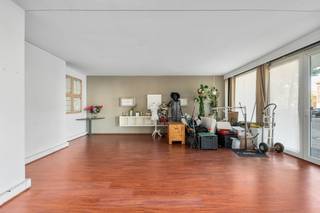 <p>Te koop: ruim appartement op de Groenenborgerlaan in Wilrijk, met vlotte verbinding naar Antwerpen centrum en belangrijke invalswegen.</p>

<p> </p>

<p>Dit appartement biedt vier volwaardige slaapkamers, ideaal voor grote gezinnen, thuiswerkers of wie extra kamers wenst voor dressing, bureau of hobbyruimte. Er is veel bergruimte aanwezig en een garage met elektrische poort kan optioneel worden mee aangekocht (€45.000)voor extra comfort en veiligheid. De ligging is bijzonder praktisch: nabij scholen, winkels en openbaar vervoer.</p>

<p> </p>

<p>Belangrijkste ruimtes:<br />• Woonkamer met airco en veel lichtinval<br />• Keuken met vaatwasser, dampkap, microgolfoven en elektrisch oven<br />• Vier slaapkamers, waarvan sommige met ingemaakte kasten, dressing en airco<br />• Badkamer met douche, zitbad, toilet, wastafel en ventilatiesysteem<br />• Twee bergingen voor extra opslag<br />• Apart toilet met handenwasser</p>

<p> </p>

<p>Troeven:<br />• Vier volwaardige slaapkamers, flexibel in gebruik<br />• Veel bergruimte en optionele garage met elektrische poort<br />• Centrale ligging met uitstekende bereikbaarheid<br />• Gelijksvloer appartement</p>

<p> </p>

<p>Neem vandaag nog contact op met je ERA-makelaar voor een bezoek.</p>

<p> </p>

<p>JOUW DROOMAPPARTEMENT. ZO GEVONDEN!</p>