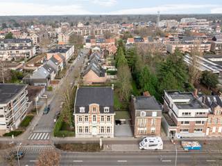 Riant herenhuis uit de Belle Époque op 950m² in centrum Schoten. Unieke woning die authenticiteit combineert met hedendaags wooncomfort. Ideaal voor grote gezinnen met de mogelijkheid om de 2de verdieping te gebruiken als autonome woonverdieping bereikbaar met liftinstallatie (momenteel buiten dienst).
Inkomhal met originele tegelvloer, gastentoilet, apart bureel met lift, 2-delige woonkamer op visgraatparket met open haard met handgeschilderde betegeling.
Achteraan bevindt zich een moderne glazen aanbouw die verbinding maakt met de leefruimte en tevens toegankelijk is vanuit de keuken. Tuin met zij-ingang, naast de woning tevens een ruime carport.
Op de verdieping: Ruime overloop, 4 slaapkamers, badkamer (inloopdouche, wastafel, toilet), aparte wasplaats.
2de verdieping: 3 slaapkamers, badkamer (ligbad, lavabo en toilet), kitchenette, ruimte met trap naar ruime zolder. Kelderberging.