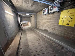 Centrum Hasselt.  Inrit naast 't Scheep (Stadhuis). Ondergrondse parkeerplaatsen in parking Galerij De Ware Vrienden.  Een luxe als u in de Stad...
