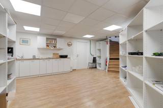 Ideaal gelegen in de prestigieuze Antoine Dansaertstraat, beschikt deze hoekwinkel met talrijke vitrines over een uitzonderlijke zichtbaarheid —...