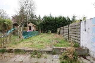 Zeer goed gelegen in het centrum, charmante en gezellige karakterwoning met een zuidwestgerichte tuin, bestaande uit een inkom, woonkamer,...