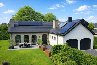 Aan de groene rand van Eeklo, vlak bij het Heldenpark, bevindt zich deze prachtige open bebouwing waar rust, ruimte en comfort harmonieus...