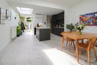 <h3><span>Instapklare en karaktervolle woning op rustige ligging nabij centrum van Lier</span></h3><p><span>Deze volledig gerenoveerde gesloten bebouwing, gunstig gelegen te Lier, combineert hedendaags wooncomfort met authentieke charme. De woning werd grondig vernieuwd in 2022-2023 met oog voor kwaliteit, duurzame materialen en het behoud van karaktervolle elementen.</span></p><p><span>Met een perceeloppervlakte van 182 m², een gevelbreedte van 5 meter en een gunstige zuidoostelijke oriëntatie geniet u optimaal van licht en zon in de aangename tuin met terras.</span></p><p><span>Op het gelijkvloers bevinden zich een inkomhal, een ruime en lichtrijke woonkamer, een open ingerichte keuken, een praktische berging met aansluitingen voor wasmachine en droogkast en een apart gastentoilet. Vanuit de keuken heeft u toegang tot de gezellig aangelegde tuin.</span></p><p><span>De eerste verdieping omvat een ruime slaapkamer en een comfortabele badkamer. Op de tweede verdieping bevinden zich nog twee volwaardige slaapkamers en een nachthal, waardoor de woning ideaal is voor gezinnen of wie op zoek is naar een extra ruimte voor een bureau of hobbykamer.</span></p><p><span>De woning is gelegen in een bijzonder rustige straat, terwijl het centrum van Lier, winkels, scholen en openbaar vervoer zich op korte afstand bevinden.</span></p><p><span>Troeven van deze woning:</span></p><ul><li><span>Volledig gerenoveerd in 2022-2023 </span></li><li><span>EPC-score B (energiezuinig) </span></li><li><span>Elektrische installatie conform de huidige regelgeving </span></li><li><span>Airco aanwezig</span></li><li><span>Asbestvrij </span></li><li><span>3 slaapkamers </span></li><li><span>Zuidoost georiënteerde tuin met terras </span></li><li><span>Kwalitatieve afwerking en materialen </span></li><li><span>Karaktervolle elementen gecombineerd met modern comfort </span></li><li><span>Rustige ligging nabij het centrum van Lier </span></li><li><span>P, G-score: D</span></li><li><span>Bruikbare vloeropp. EPC 159 m² </span></li><li><span>Alle opmetingen zijn indicatief</span></li></ul><p><span> </span></p><p><span>Een instapklare woning waar authenticiteit, kwaliteit en energiezuinigheid perfect samenkomen op een uitstekende locatie in Lier.</span></p><p><span> </span></p><p><span>Gn vergunning uitgereikt (vergund geacht bouwjaar 1938)-Woongebied-Gn rechterlijke herstelmaatregel of bestuurlijke maatregel opgelegd-gn voorkooprecht-gn verkavelingsvergunning-Maatregelenregister gn</span></p><p><span> </span></p><p><span>Info: Nicki, 0496 02 35 68, <span>nf@janssenenjanssen.be</span></span></p><p><span> </span></p><p><span> </span></p>