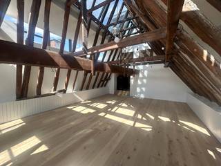 Op een absolute toplocatie in het centrum van Gent bevindt zich dit mooi en recent ingerichte kantoor van 240 m². Het kantoor ligt op de derde verdieping van de voormalige Molens Goethals, een karaktervol molenhuis uit de 18de eeuw.<br /><br />Het gebouw ademt geschiedenis en herbergt nog verschillende authentieke, decoratieve en industrieel-archeologische elementen. Een unieke werkomgeving waar hedendaags comfort en historisch karakter mooi samenkomen.<br /><br /><u><strong>Het kantoor is bereikbaar met de lift en omvat:</strong></u>
<ul>
<li>een representatieve inkomruimte</li>
<li>een ruim en ingericht landschapskantoor</li>
<li>verschillende grote, afzonderlijke bureauruimtes</li>
<li>meerdere mogelijkheden voor vergaderzalen</li>
<li>een ingerichte keuken</li>
<li>centrale verwarming</li>
<li>lucht-luchtkoeling, die nog wordt geïnstalleerd</li>
</ul>
Gelegen in de Meerseniersstraat, vlak bij de Vrijdagmarkt en de Dulle Griet, met een aangenaam zicht op het water. Dankzij de centrale ligging zijn tal van winkels, horecazaken, parkings en openbaar vervoer vlakbij.<br /><br />Beschikbaarheid: onmiddellijk<br /><br />Een bijzonder kantoor voor wie op zoek is naar ruimte, uitstraling en een uitstekende ligging in het historische hart van Gent.
