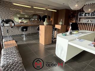 <p><span><span>*** Veelzijdig handelspand *** - kan gebruikt worden als salon, kantoor, praktijk, winkel, ...<br /><br />Op een strategische locatie aan Kempische Steenweg vlakbij de Corda Campus bieden wij dit veelzijdige handelspand te koop aan.<br />Momenteel ingericht als kapsalon met schoonheidsbehandelingen, maar dankzij de open indeling en hoogwaardige afwerking perfect inzetbaar voor diverse doeleinden.<br />Het pand werd volledig gestript en opnieuw ingericht in 2014.<br /><br />De volledig glazen voorgevel zorgt voor veel lichtinval en een goede zichtbaarheid.<br />Deze ramen zijn vernieuwd in aluminium ramen met dubbel glas.<br />Als je binnenkomt is er een zeer mooi afgewerkte open ruimte die helemaal voorzien werd van hoogwaardig maatwerk: vestiaire, balie, maatkasten, scheidingswand, …<br />Achter de halfopen scheidingswand is er een extra ruimte die multifunctioneel kan ingezet worden, opnieuw voorzien van maatkasten. Hier vind je ook het apart toilet met handwasbakje. Via een schuifwand kom je in de achterliggende ruimte met vaatwasser en koelkast, beide ingewerkt in maatwerk waardoor ook deze ruimte zeer bruikbaar is in het geheel.<br />Achteraan is de berging met meubel met spoelbak, aansluiting voor wasmachine en droogkast en CV-ketel.<br />De verwarming is op aardgas en er bijkomend een warmtepomp geplaatst met airco en luchtverwarming.<br /><br />Dankzij de hoogwaardige afwerking, maatwerkoplossingen en strategische ligging is dit pand perfect geschikt voor meerdere doeleinden.<br /><br />Achteraan zijn er 2 afgesloten garages die kunnen aangekocht worden aan 17.500 euro per stuk. Kunnen beide samengevoegd worden tot 1 geheel.<br /><br />Troeven:<br />- goede zichtbaarheid<br />- vlot bereikbaar<br />- perfecte afwerking<br />- kwalitatief maatwerk<br />- multifunctioneel inzetbaar qua invulling </span></span></p>
<span><span>- energiezuinig - label A<br />- nieuwe alu-ramen met HR-glas<br />- warmtepomp lucht/lucht - airco/verwarming<br />- asbestveilig<br />- mogelijkheid (geen verplichting) om afgesloten garages aan te kopen<br /><br />Interesse? Neem vandaag nog contact op en ontdek de mogelijkheden van dit instapklare handelspand!<br />Optie M vastgoed I 011/23 11 01 I carine@optie-m.be</span></span><br /> 