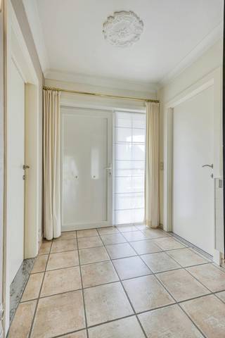 La maison bénéficie d'un emplacement très central, ce qui vous permet d'accéder facilement à toutes les commodités qu'Oudsbergen a à offrir :...