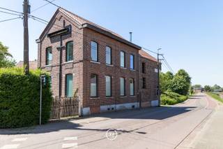 Gelegen op een prachtig perceel van ca. 55 are bevindt zich deze uitzonderlijke pastorijwoning met een authentiek en tijdloos karakter, harmonieus geïntegreerd in een idyllische groene omgeving met adembenemende vergezichten over het omliggende landschap. Deze unieke eigendom combineert charme, ruimte en privacy op een zeldzame manier en biedt een exclusieve woonbeleving voor wie op zoek is naar rust en natuur, zonder in te boeten aan comfort.<br /><br />De buitenruimte is zonder twijfel een absolute troef: een uitgestrekte weide creëert een gevoel van vrijheid. De weidse vergezichten over het omliggende groen, het natuurlijk gefilterd verwarmd zwembad en het grote overdekte terras maken van deze buitenruimte een oase van rust. <br /><br />Bij het betreden van de woning wordt u verwelkomd in de impressionante inkomhal met vestiaire, gastentoilet en de centrale betonnen trap als absolute eyecatcher. De lichtrijke leefruimte vormt het hart van de woning en biedt een gezellige zit- en eethoek met openhaard, aansluitend op de volledig uitgeruste keuken. In de kelder vindt u een wasplaats, een technische ruimte en een ruime opbergkelder. De eerste verdieping beschikt over drie volwaardige kinderkamers en een douchekamer. De volledige tweede verdieping is voorbehouden voor de master suite, bestaande uit een royale slaapkamer met ensuite badkamer en dressing. <br /><br />De aanwezige schuren bieden bovendien een uitzonderlijk potentieel voor wie op zoek is naar extra uitbereidingsmogelijkheden.