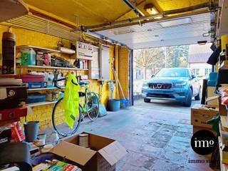 <p>Immo Store presenteert een bel-étage woning, gelegen in een groene en aangename omgeving met een vlotte bereikbaarheid en alle voorzieningen in de nabije omgeving. Deze locatie combineert rust met een praktische ligging, ideaal voor wie comfortabel wil wonen met alles binnen handbereik. De woning beschikt over een inpandige garage en een ruime oprit met plaats voor meerdere wagens, aangevuld met extra kelderruimte voor stockage of hobby. Via de inkomhal bereikt u de eerste verdieping waar zich een grote en lichtrijke leefruimte bevindt met eetplaats en aansluitende keuken. De keuken biedt een directe toegang tot de grote, gezellige tuin, waardoor binnen en buiten naadloos in elkaar overvloeien. Dit zorgt voor een bijzonder aangename woonbeleving en maakt het ideaal voor wie graag geniet van het buitenleven. Op de tweede verdieping bevinden zich twee volwaardige slaapkamers en een douchekamer. De extra ruimte met trap naar de zolder biedt tal van mogelijkheden en kan perfect ingericht worden als dressing, bureau of extra bergruimte. Verder beschikt de woning over een ruime zolderverdieping die perfect kan worden ingericht als extra slaapkamer, werkruimte of hobbykamer. Deze woning biedt een doordachte indeling, veel lichtinval en tal van uitbreidingsmogelijkheden, ideaal voor gezinnen of wie op zoek is naar ruimte en comfort. Grijp deze unieke IMMO STORE-kans met beide handen! Plan vandaag nog je bezoek! Bel ons op 02/203.03.03 of stuur een mail naar info@immo-store.be!</p>