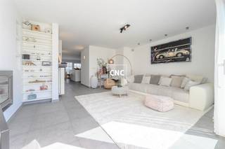 <p><span>Lichtrijk appartement met zonneterrassen gelegen op wandelafstand van de zee en de winkels. Indeling: inkomhal, gastentoilet. Ruime lichtrijke living met gashaard uitgevend op het zuidwest gerichte terras. Volledig ingerichte open keuken met eetkamer met alle apparatuur. Ruime berging (aansluiting voor wasmachine en droogkast). Zonnig terras zowel vooraan als achteraan. Op de verdieping: hoofdslaapkamer met dressing en badkamer (ligbad, douche, lavabo). 2de slaapkamer. In beide kamers zijn ingemaakte kasten. Apart toilet. Privatieve kelder en fietsenberging. Mogelijkheid huren garagestaanplaats vlakbij. </span></p>