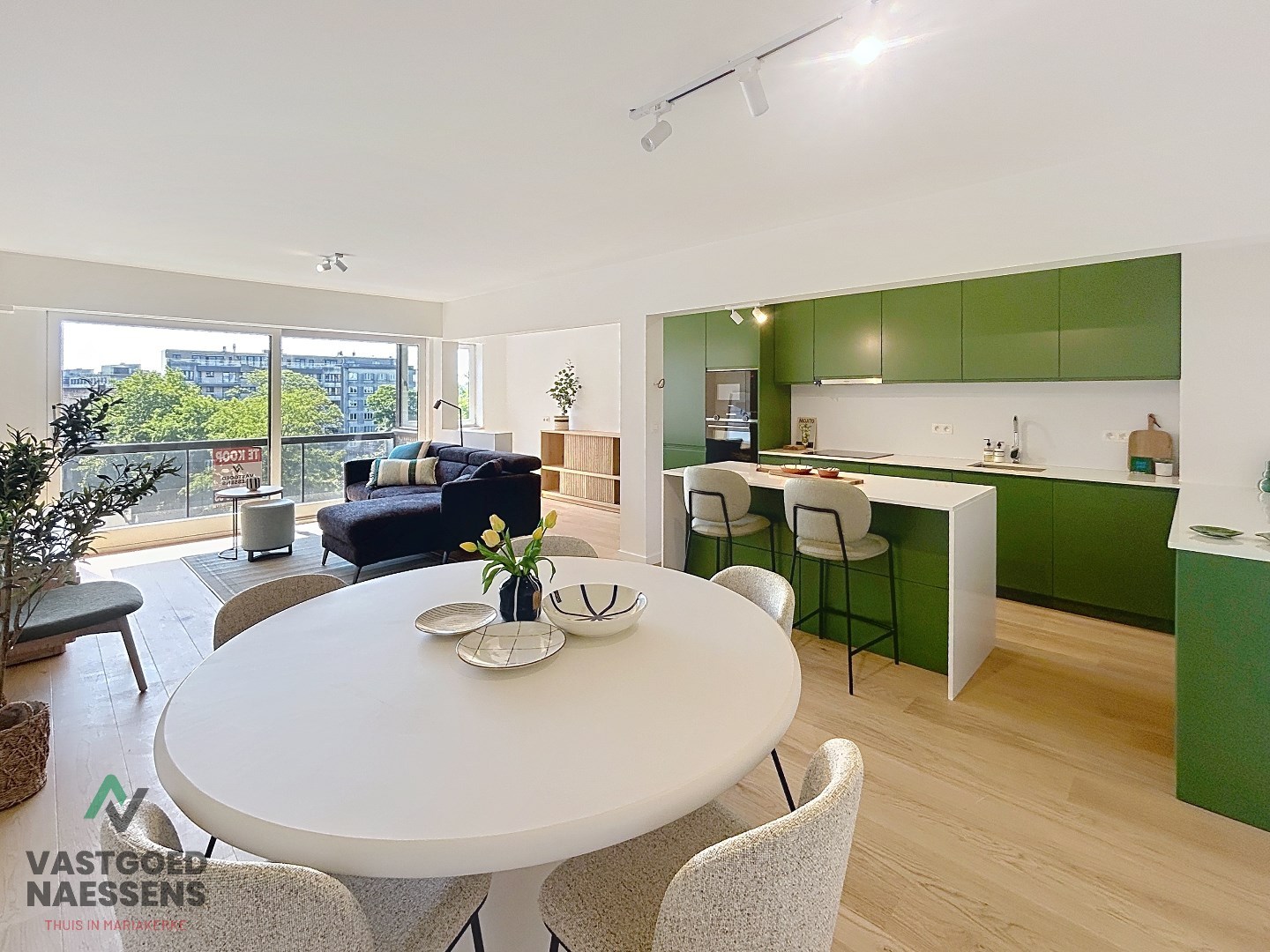 Appartement de 2 chambres luxueusement rénové avec vue sur le vert. - photo 2