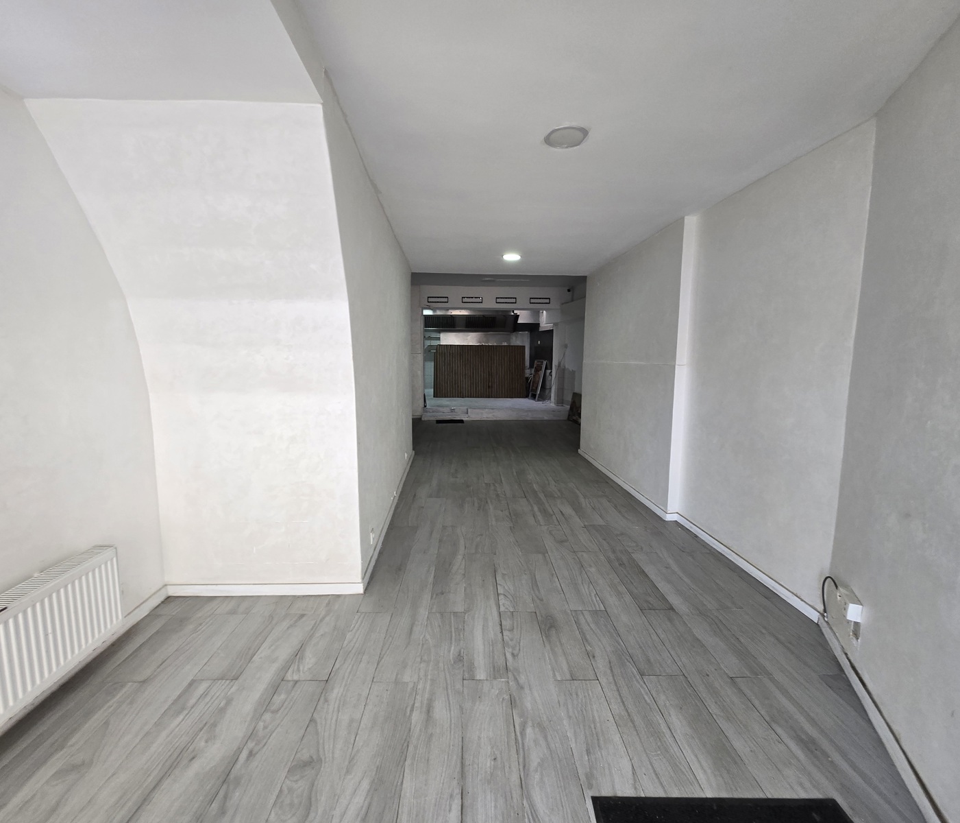 Opbrengsteigendom met commerciële ruimte en 2-slaapkamerduplex - foto 4
