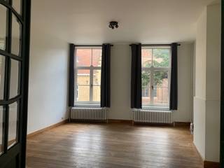 Gezellig 3 slaapkamer appartement gelegen in de Noordstraat te Veurne.<br /><br />Indeling appartement:<br />1<sup>ste</sup> verdiep: Inkomhal – living met houten parket en zicht op de Sint Walburgakerk – eetplaats met aansluitend een authentieke keuken met zicht op het terras.<br />2<sup>de</sup> verdiep: Slaapkamer met ruime voor een dressing – badkamer met een ligbad en een douche.<br />3<sup>de</sup> verdiep : 2 slaapkamers en een extra douchekamer.<br />Er is <u><strong>geen </strong></u>lift aanwezig.<br /><br />Door de super centrale ligging (20 meter van de Grote Markt) heb je alles binnen handbereik. Winkels, scholen, bushalte, station, … alles is terug te vinden op wandelafstand van dit appartement.